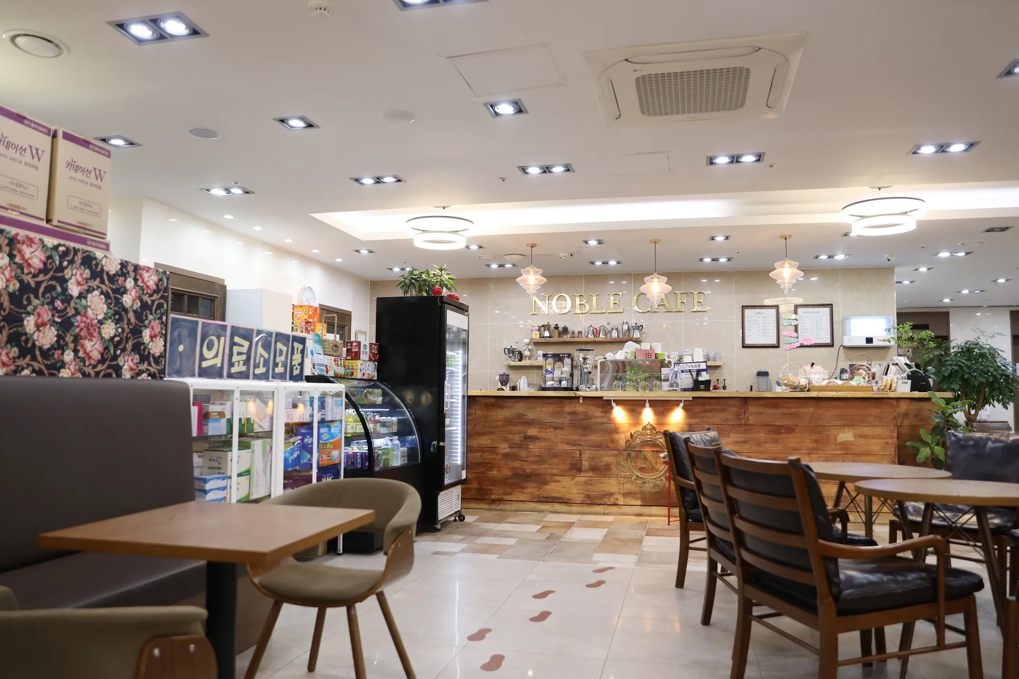 원내 카페 NOBLE CAFE 와 의료소모품 매점