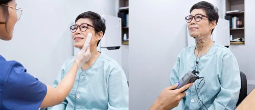 연하재활치료 장면. 치료사가 환자의 삼킴 상태를 확인하고 있다