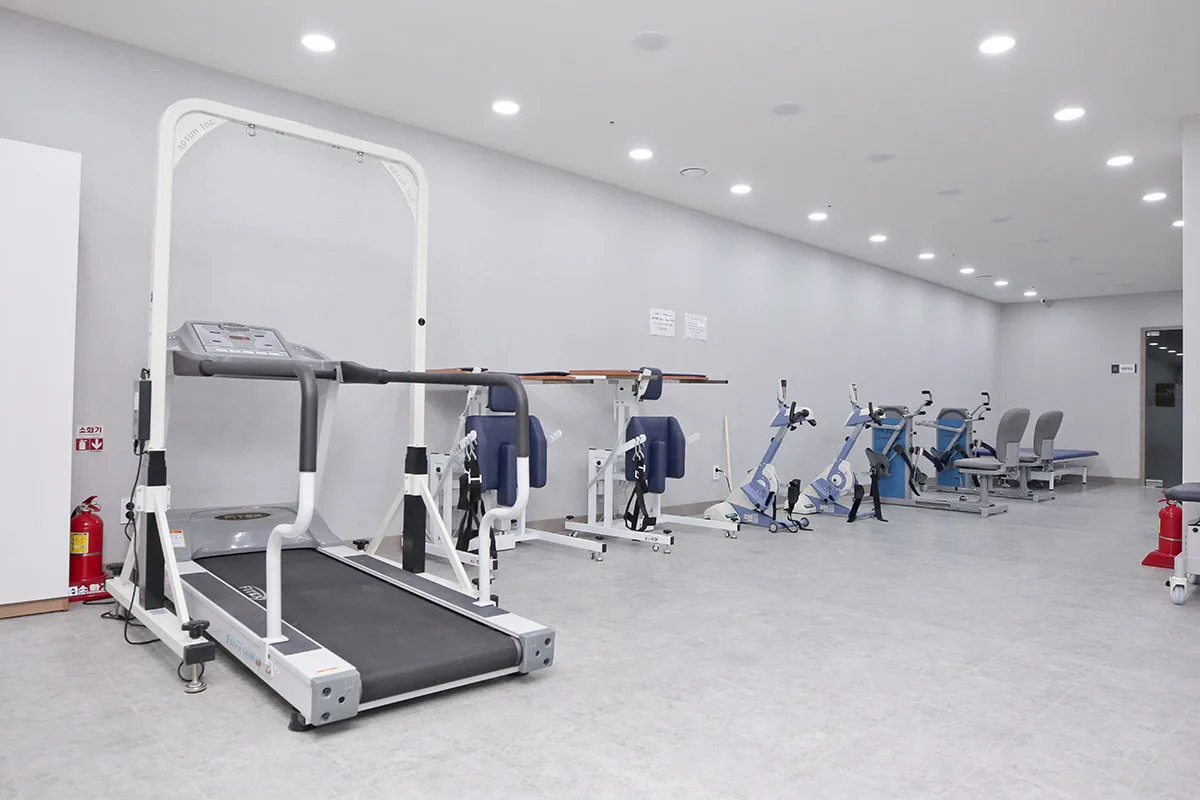 재활 운동 구역. 트레드밀과 상하지 운동기구가 늘어서 있다