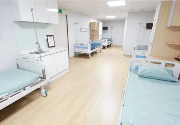 다인 병실. 침대 사이 간격이 넓고 창가에 채광이 든다