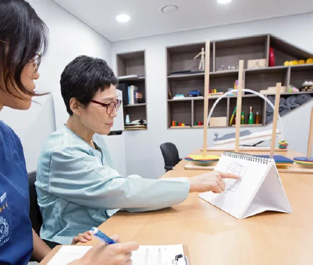 신경계 질환병동의 인지 훈련 장면